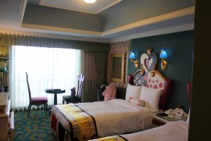 queen of hearts bed at tokyo disneyland hotel