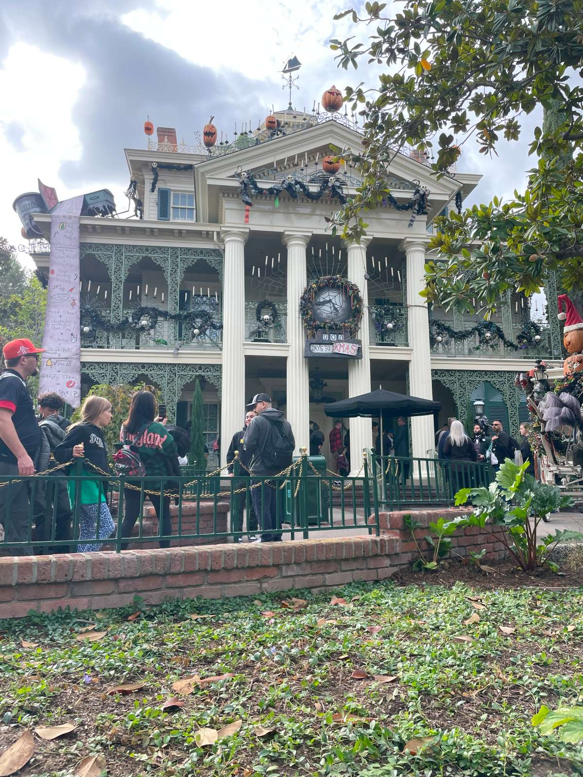 haunted mansion christmas overlays and decorations at disneyland