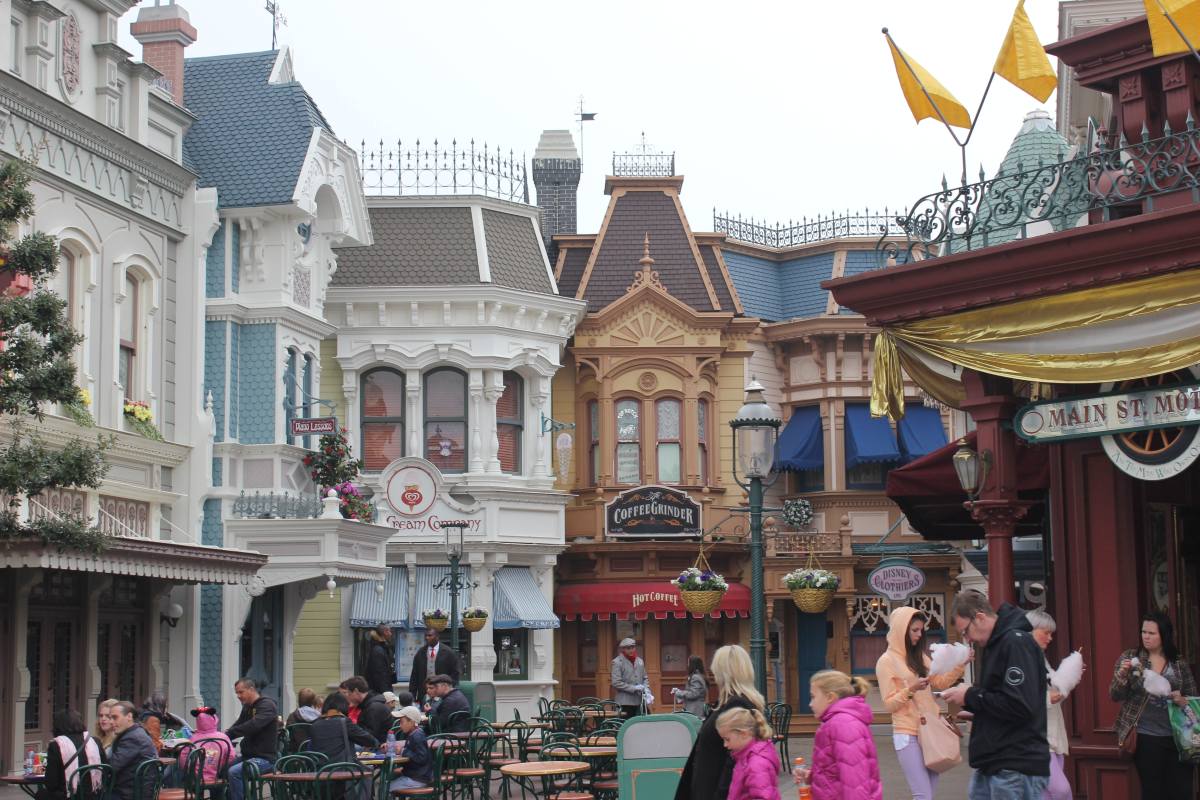 how much does disneyland paris make a day